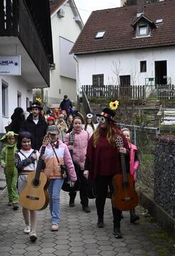 Pustni pohod razveselil ulice Ravne na Koroškem (15)